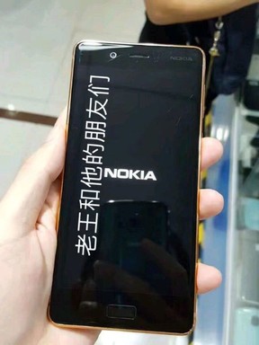 A réz/arany Nokia 8. További képek a galériában!