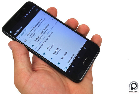 Ha kompaktnak nem is nevezhető, a phabletektől távol áll a méretosztálya