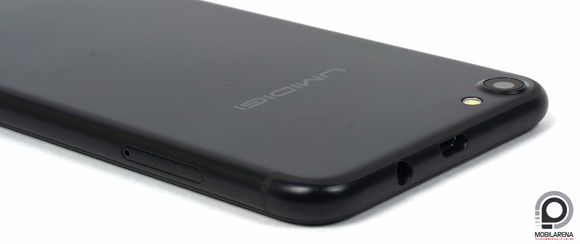 Felülre került a microUSB és a 3,5 milliméteres jack csatlakozó