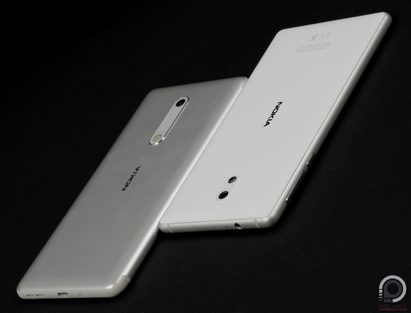 A Nokia 5 (balra) és a Nokia 3 (jobbra) tesztasztalunkon