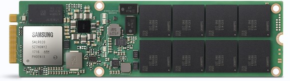 A 16 TB-os NGSFF formátumú Samsung SSD mintája