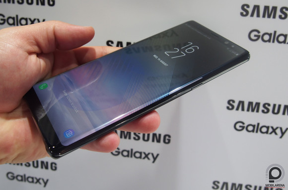 Egy kézzel is stabil a fogás, de a kezeléshez nem árt, ha mindkét kezünket használjuk