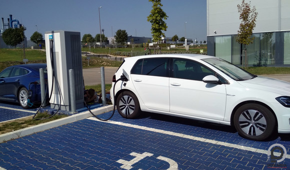 Tatabányán álltunk meg először, a Delphi villámtöltőjénél