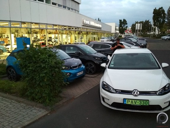 Szerencsére Drezdában is találtunk ingyenes töltőt, a hosszú kábelnek köszönhetően az i3-ak sem voltak útban