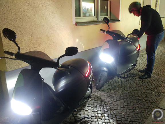 Este még mentünk egy Coup-kört az elektromos robogókkal