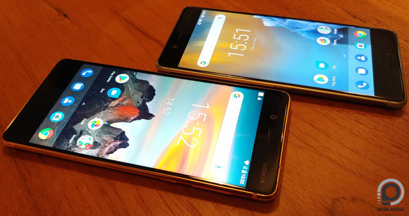 QHD felbontású IPS panel került az előlapra