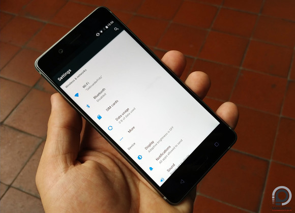 Friss a szoftveres háttér, de nem sok az extra