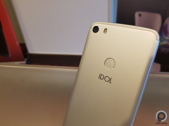 Ujjlenyomat-olvasó mindkettőn van