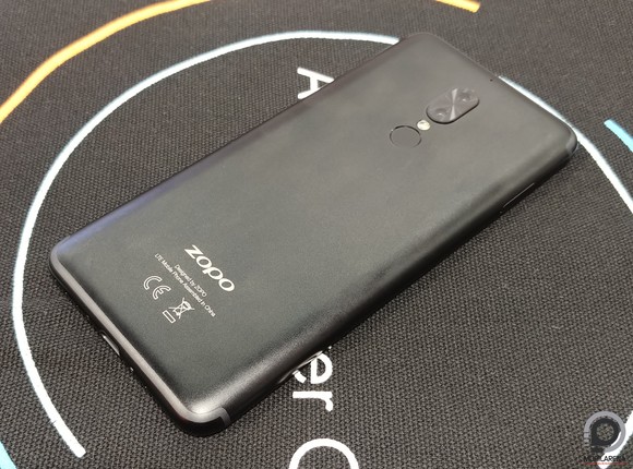 Fém készülékház, két kamera, ujjlenyomat-olvasó.