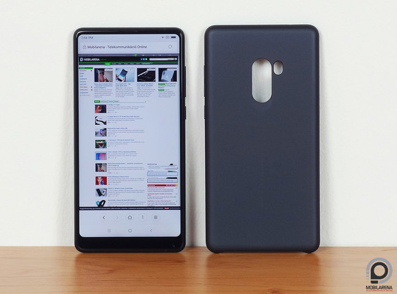 A Mi Mix 2 a dobozban mellékelt védőtok mellett