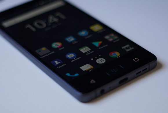 Alul vannak a csatlakozók, illetve a multimédiás hangszóró