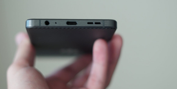 Nem hagyták ki az analóg fülhallgatókimenetet