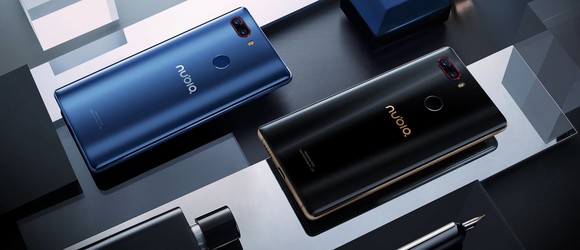 A fekete alapot aranyszínű keret bolondítja meg