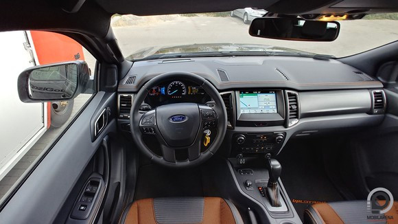 Nagyon szép beltér, semmitmondó érintőkijelzővel a közepén.