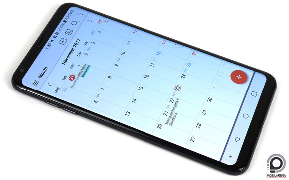 Hatalmas ez a kijelző a 151,7 x 75,4 x 7,3 milliméteres házba