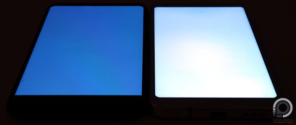 Balra a V30, jobbra a G6, a tartalom ugyanaz: hófehér háttér