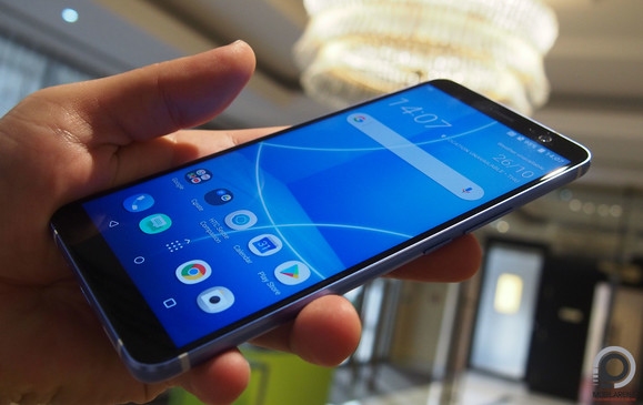 6 hüvelyken QHD - a panel IPS, a gyártó szerint a legjobb a piacon