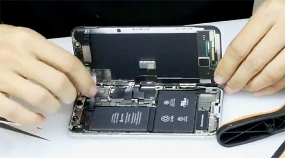 Az iPhone X L-alakú, kettős kiosztású telepe