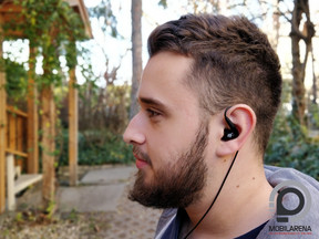 Fül fölötti és fül alatti kábelvezetéssel hordható, utóbbit kevésbé ajánlom