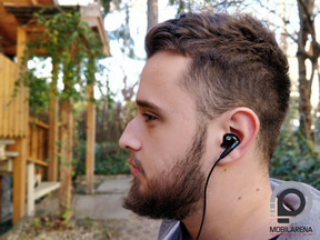 Fül fölötti és fül alatti kábelvezetéssel hordható, utóbbit kevésbé ajánlom