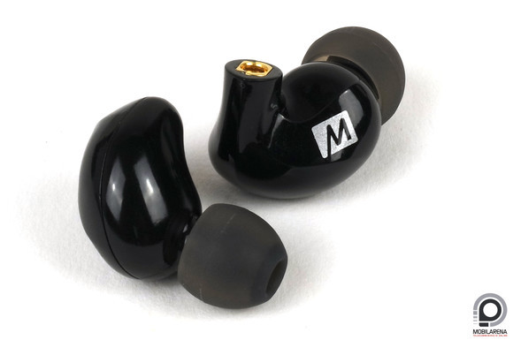 Nem annyira szép, de praktikus fülhallgatóházak rejtik a 10 milliméteres, dinamikus meghajtót