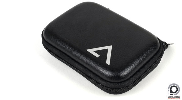 A hozzá tartozó védőtok is praktikus, bár fölöslegesen nagynak tűnik