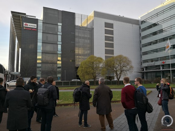 Nemzetközi sajtócsapat a Helsinkiben levő labor bejárata előtt