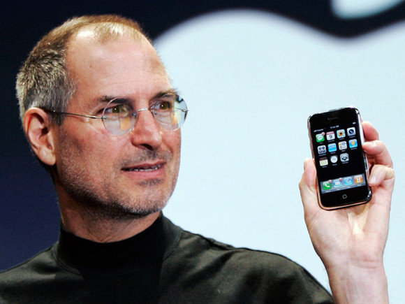 Az Apple iPhone Steve Jobs kezében, 2007-ben