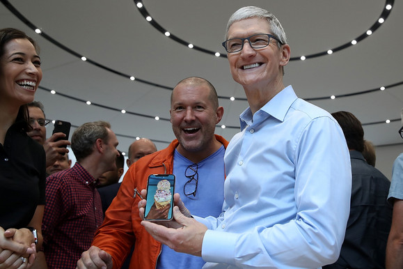 A jubileumi iPhone X Tim Cook kezében, 2017-ben