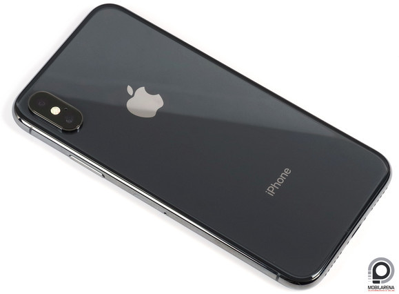 Függőleges, kiemelkedő kamerapúp, üveg hátlap, négy LED: hátul is változtak a dolgok