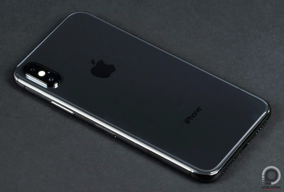 Az iPhone X roppant mutatós hátulról, ám jócskán kiáll és ront az esztétikán a kamerarendszer