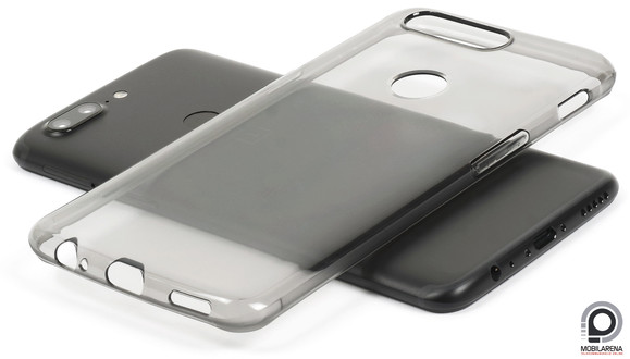 A OnePlus 5T a csomagolásban fellelhető védőtokkal