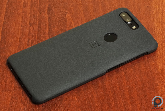 A OnePlus 5T kivitele csúszós, a megvásárolható, smirgliszerű védőtok viszont remekül tapad