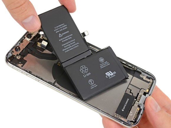Az iPhone X sajátos, kettős kiosztású akkumulátort kapott, azt viszont még nem tudni, hány töltési ciklus után kezd drasztikusan romlani a teljesítménye