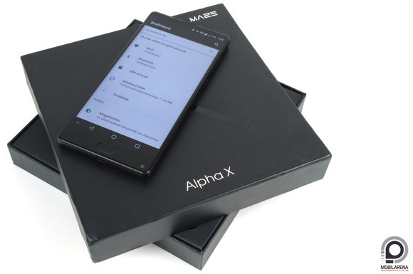 A legfőbb tartozékokon túl védőüveget is rejt a méretes doboz