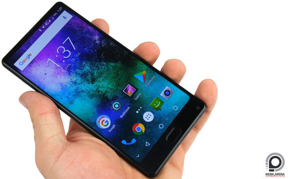 Nem is nagy méretei, inkább nehézsége hívja fel magára a figyelmet, ahogy kézbe vesszük