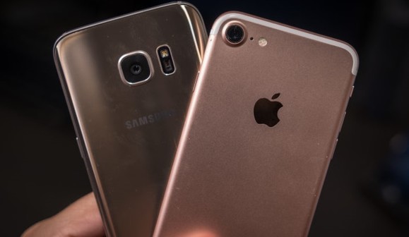 Apple iPhone 7 és Samsung Galaxy S7