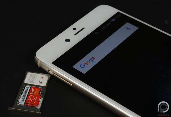 NanoSIM-et és microSD-t vagy másik nanoSIM-et tehetünk a kártyafiókba