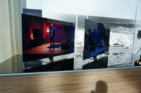 A bal oldali egy LCD (FX780), a jobb oldali az OLED