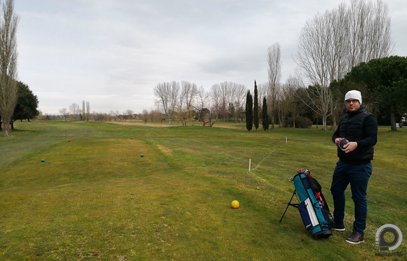 Bocha épp ütéshez készülődik