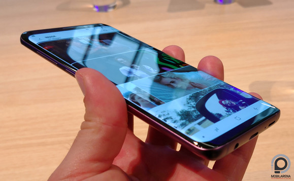 Nem látszik, de alul-felül van hangszóró