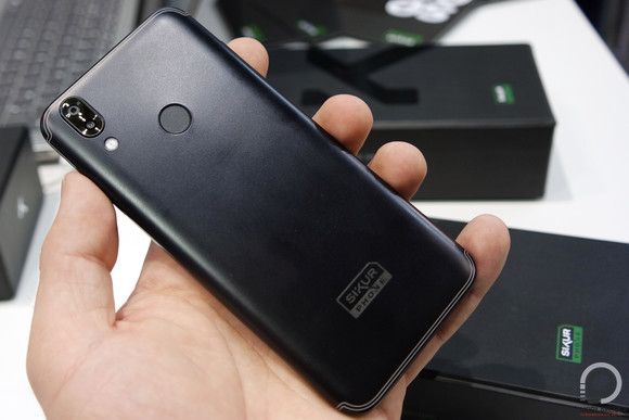 Hátul segédszenzor is van, de ezt egyáltalán nem is hangoztatják