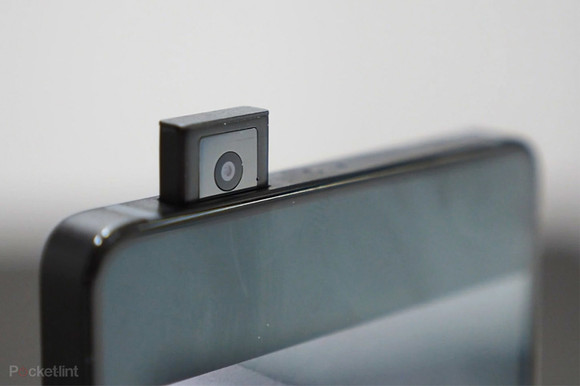 A motorikusan kibújó szelfikamerával az Apex az előlapi fényképező kérdéskörét is letudja