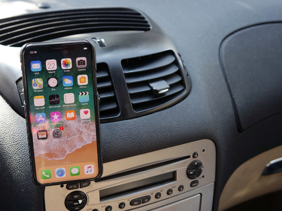 Stabilan ül a szellőzőrácsban, és a csatlakozás is tökéletes