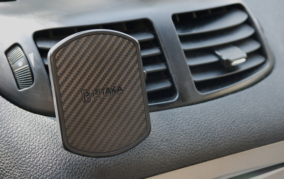 Mobil nélkül is jól néz ki a helyén, a microUSB kábel az aljához csatlakozik