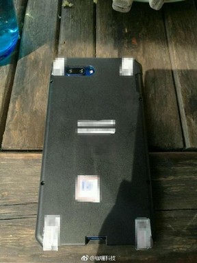 A Honor View 10 állítólagos prototípusa. A notchot a vastag tok se takarhatja ki