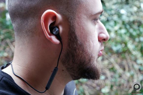 Alig lóg ki a fülből, akár bukósisak alá is rakható