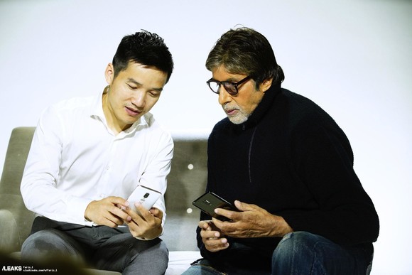 Pete Lau és Amitabh Bachchan a OnePlus 6-tal a kezükben