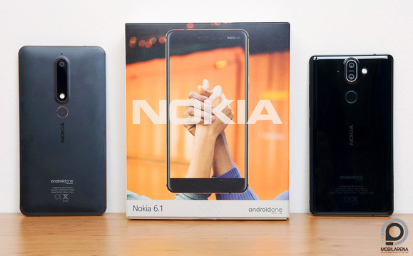 A Nokia 6.1 és doboza a Nokia 8 Sirocco társaságában