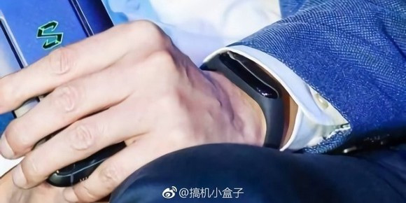 Tényleg a Mi Band 3 volt, vagyis van a képen.